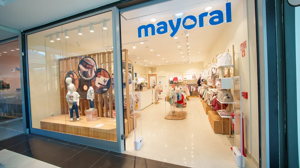 Montra e entrada de uma loja de roupa de criança num centro comercial do Algarve